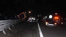 Těsně před sjezdem do Modřic tam po půlnoci v noci na dálnici havaroval kamion, který ji zablokoval.