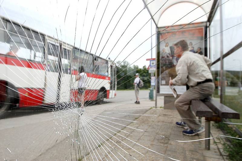 Lidé v kraji si stěžují na pravidelně poničené zastávky hromadné dopravy. Ročně vandalové na jihu Moravy způsobí škody za statisíce.