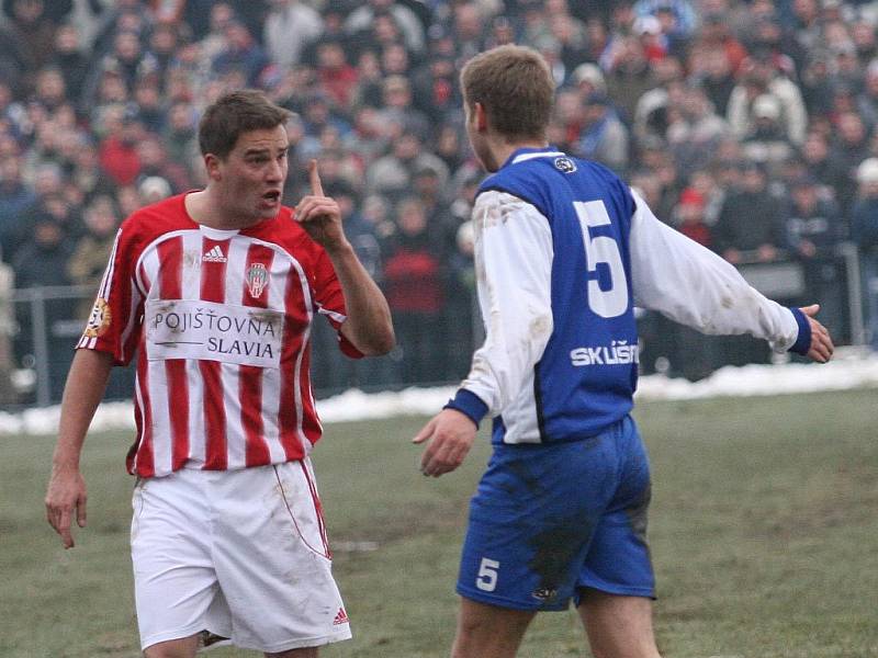 Petr Švancara (vlevo) si musel občas něco vyříkat s diváky nebo líšeňským obráncem Markem Širokým. 