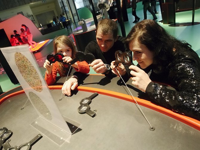 Expozice s názvem magnetická přitažlivost ve Vida centru poučila děti zábavnou formou například o tom, co je to silové pole a jak se projevuje.