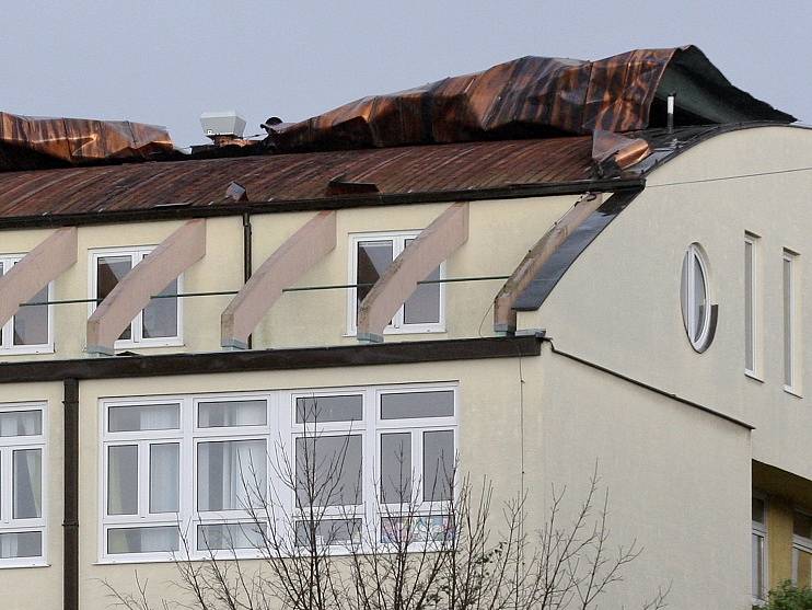 Poničená střecha na Základní škole v Horníkově ulici v Brně-Líšni.