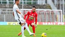 Fotbalisté Zbrojovky (v červeném) v šestém kole nejvyšší soutěže podlehli na domácím hřišti Karviné 0:2.