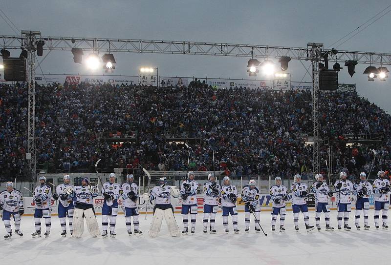 Hokejisté brněnské Komety zvítězili v úvodním utkání Open Air Game na provizorním kluzišti za Lužánkami 5:2. Na extraligové utkání přišla rekordní návštěva 18 514 diváků.