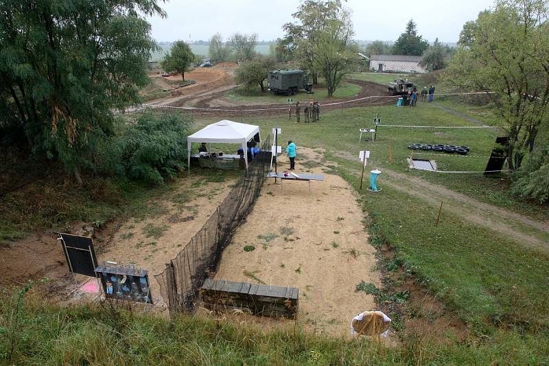 Army Day v Ořechově na Brněnsku. Zájemci se projeli v obrněném transportéru, lidé hráli i paintball.