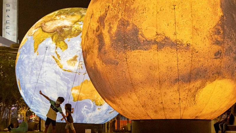 Nafukovací modely planet si prohlédnou návštěvníci světové výstavy Expo Dubai 2020.