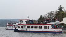 Na Brněnské přehradě v sobotu třináctého dubna zástupci brněnského dopravního podniku slavnostně zahájili 73. plavební sezonu. Přímo před zraky stovek lidí technici spustili na vodu loď Stuttgart.