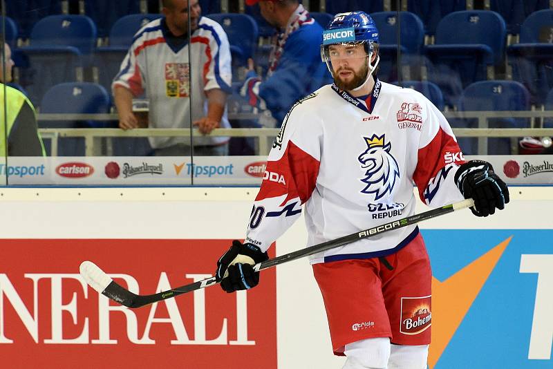 Úvodní zápas Carlson Hockey Games v brněnské DRFG aréně mezi Českou republikou (Hynek Zohorna) v bílém a Finskem