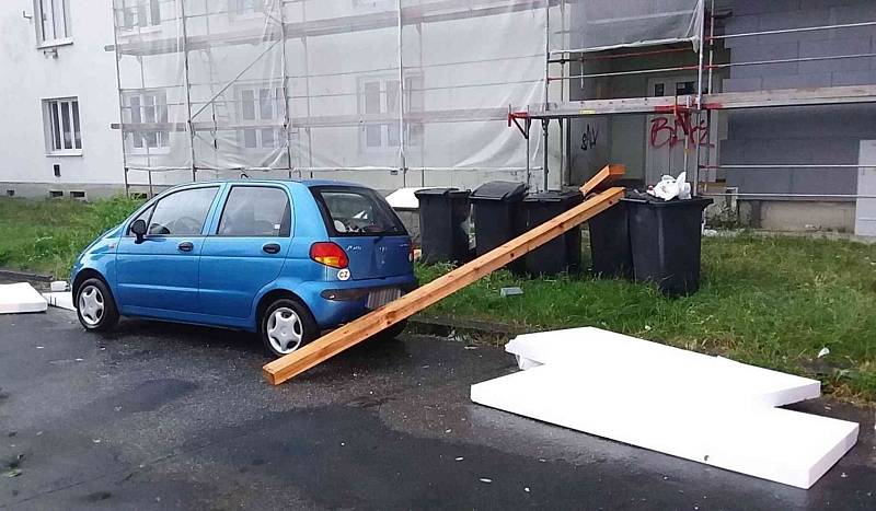 Na jihu Moravy při úterních bouřkách padaly stromy. Některé domácnosti zůstaly bez proudu.