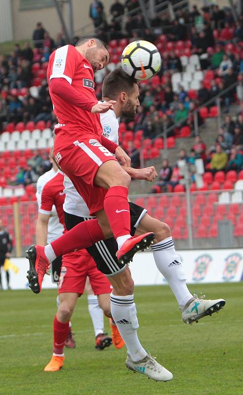 Fotbalisté Zbrojovky Brno (v červeném) uhráli s Karvinou jen bezbrankovou remízu.