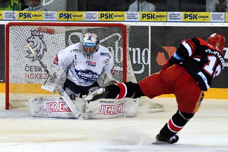 Třetí čtvrtfinálový zápas mezi hokejisty HC Kometa Brno (v bílém) a Hradce Králové.