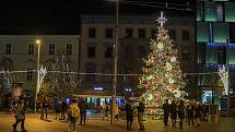 Pohled na netradiční předvánoční Brno - pustý Zelný trh a centrální náměstí Svobody.