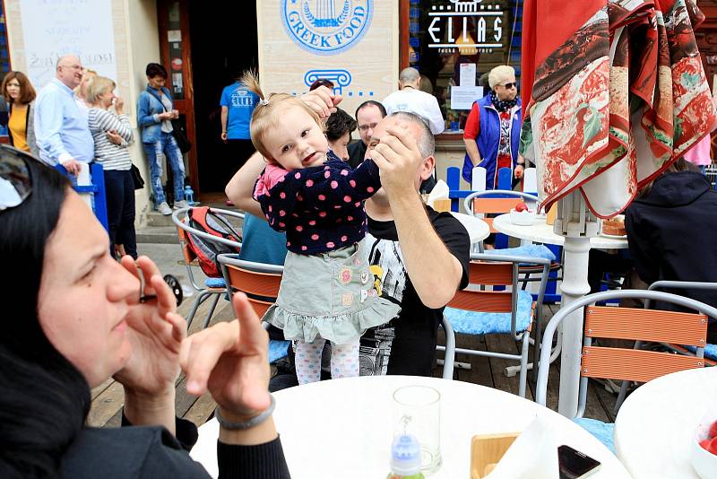 Vůně pečeného masa a pestrá hudba se nesly v neděli po poledni Sokolskou ulicí. V tamní restauraci Ellas se slavily řecké Velikonoce.