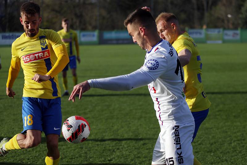 Líšeňští fotbalisté (v bílém) remizovali na domácím hřišti s Opavou 1:1.