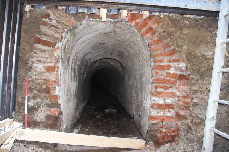 Archeologové bádají v brněnské Solniční ulici, našli zbytky kanalizace i městského opevnění. Foto: archiv Archaia Brno