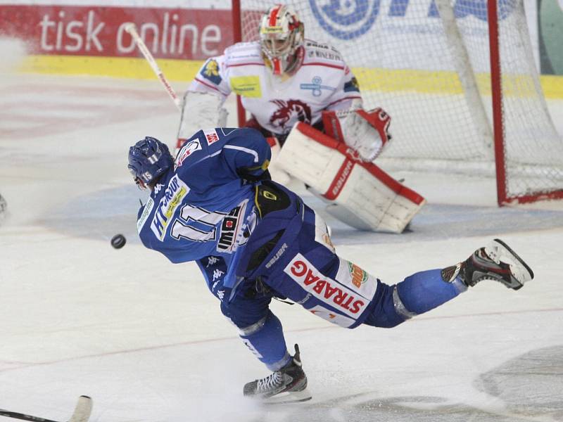 Kometa (v modrém Holec) vs. Třinec.