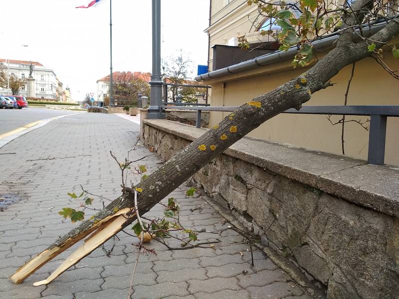 Na Znojemsku lámal vichr stromy,  kácel značky i billboardy. Hasiči měli výjezd i do Čermákovy ulice,  kde se uvolnil kus plechu na střeše a hrozilo, že rozbije okno.