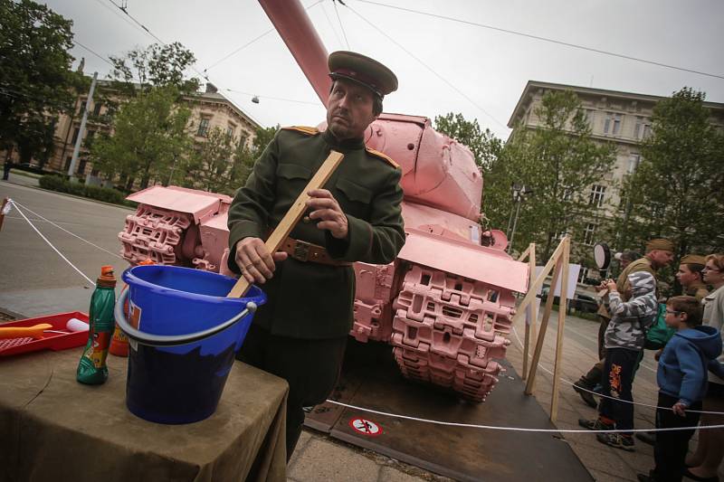 Tanku náleží zelená barva, řekli v sobotu členové brněnského vojenského klubu. Rozhodli se Růžový tank v Joštově ulici přebarvit.