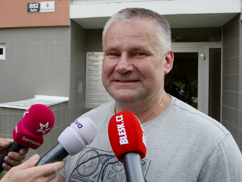 Omilostněný Jiří Kajínek před bystrckým bytem řekl, že zatím se setkává se samými dobrými reakcemi lidí.