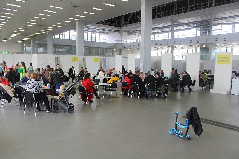 Každý den navštěvuje brněnské Krajské asistenční centrum pomoci přes tisíc Ukrajinců. Vyřídí si zde nejdůležitější dokumenty a dozví se, co dělat dál.
