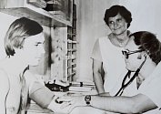 Historická fotka z ordinace důlního lékaře. Za doktorem Františkem Ševčíkem stojí jeho maminka, zdravotní sestra.