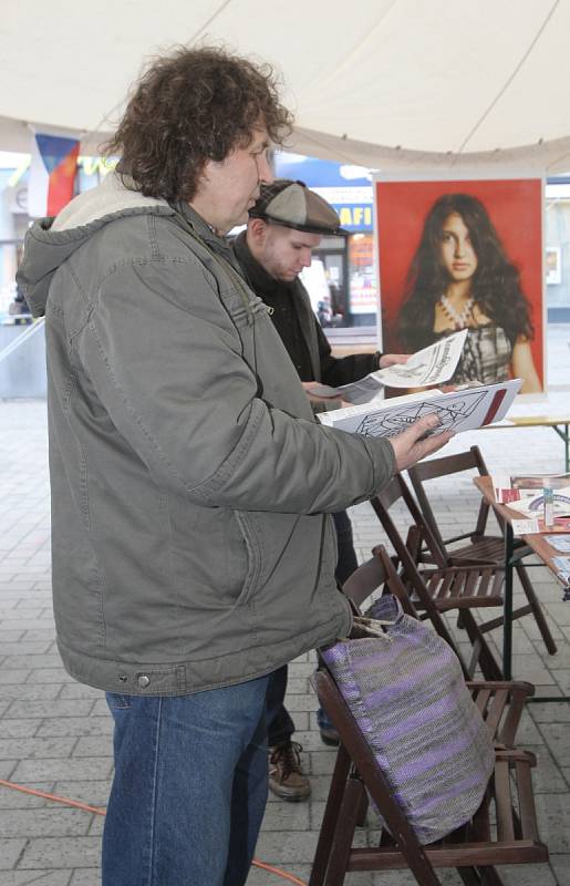 Na náměstí Svobody se v úterý odpoledne tyčilo cirkusové šapitó. Do brněnského centra totiž zavítal Kiosek lidských práv, filmový cirkus proti rasismu a nesnášenlivosti.