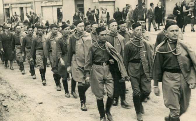 Pochod kuřimských Sokolů obcí před 2. světovou válkou. V čele jde Oldřich Odehnal.