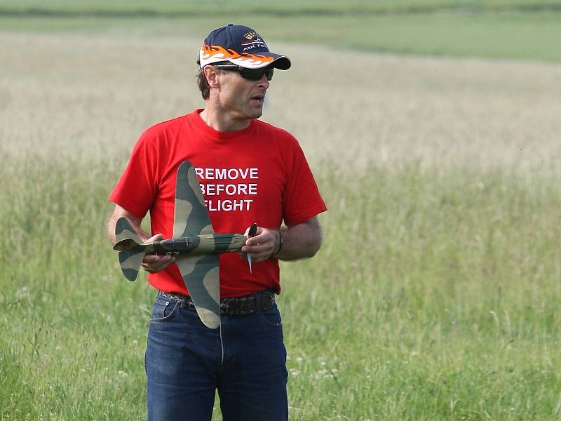 Závod leteckých minimaket Openscale 2014 na medláneckém letišti. 