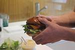 Burger je připravovaný z moučných červů pocházejících z certifikovaného chovu. Stojí za ním třiadvacetiletý Adam Dostál z Brna.