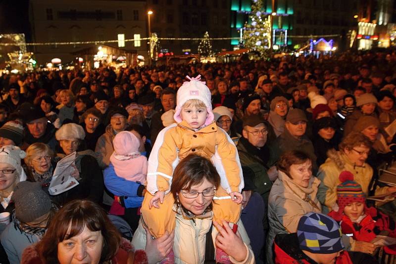 Zpívání koled na brněnském náměstí Svobody při akci Česko zpívá koledy.