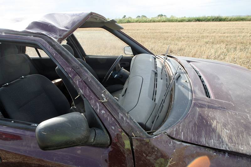 Mladá řidička pravděpodobně jela rychleji, než měla. Auto otočila na střechu.