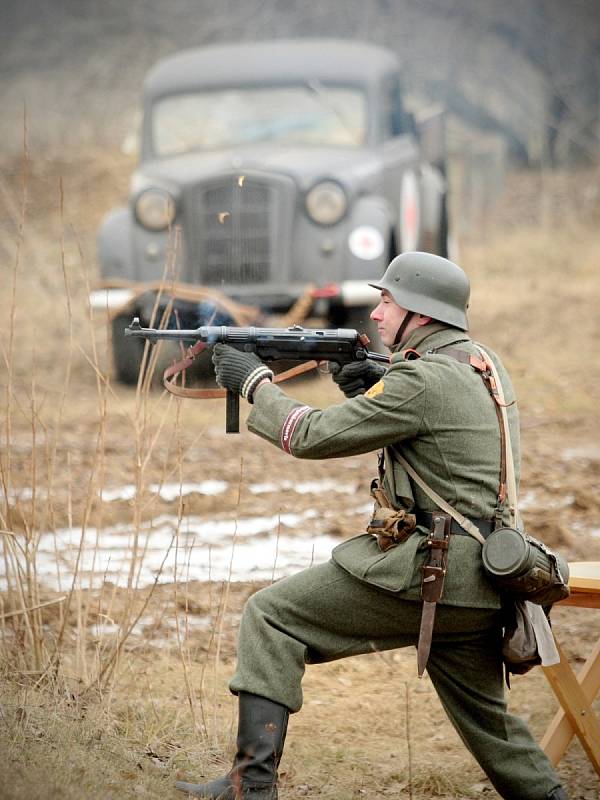  Diváci se společně s vojáky v uniformách ocitají o jedenasedmdesát let zpátky na bitevním poli nedaleko maďarského města Kapošvár. Stejně jako tehdy se střetli vojáci nacistického Německa s podporou Maďarů s Rudou armádou.