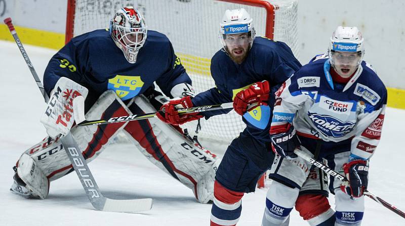 Hokejové utkání Tipsport extraligy v ledním hokeji mezi HC Dynamo Pardubice ( v modrém) HC Kometa Brno (v modrobílém) v pardudubické ČSOB pojišťovna ARENĚ.