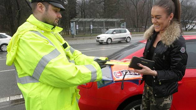 Reflexní oblečení, pásky a tašky rozdávali včera policisté na několika místech v Brně. Chodce i cyklisty poučili o změně zákona, který má chránit pěší při cestě po silnici. V preventivních akcích budou policisté pokračovat v celém kraji. 