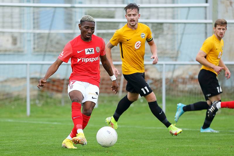 Fotbalisté Zbrojovky (v červeném) ve druhém kole MOL Cupu zvítězili v Rosicích 4:0.