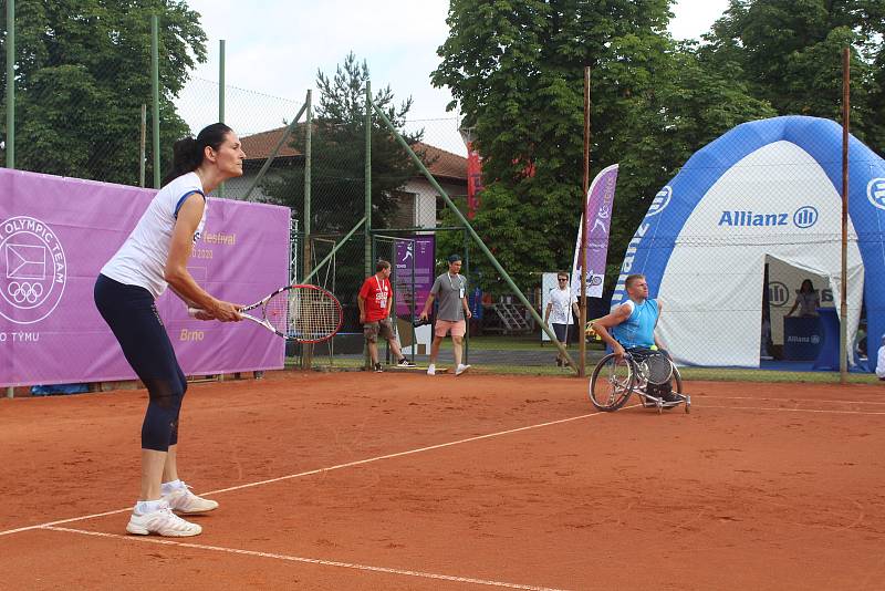 Návštěvníci festivalu si užili napínavou atmosféru rozehraného tenisového zápasu.