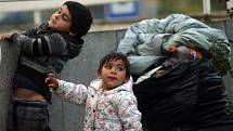 Stěhování ukrajinských romských uprchlíků, kteří několik dní tábořili před brněnským Hlavním nádražím.