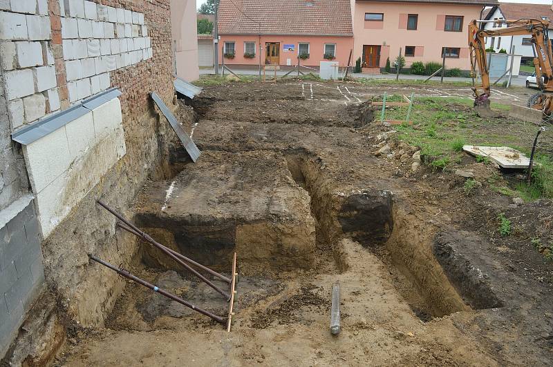 Zlomky keramiky našli archeologové při záchranném výzkumu ve Tvarožné na Brněnsku.