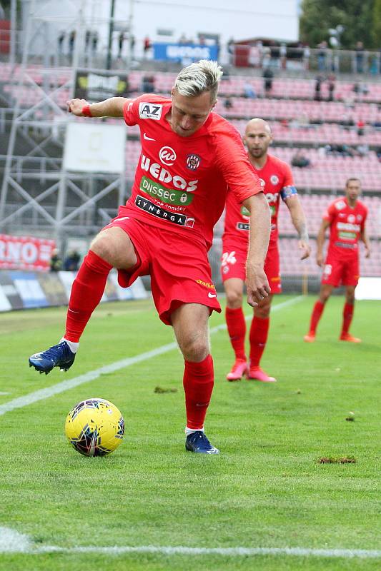 Fotbalisté Zbrojovky (v červeném) v šestém kole nejvyšší soutěže podlehli na domácím hřišti Karviné 0:2.