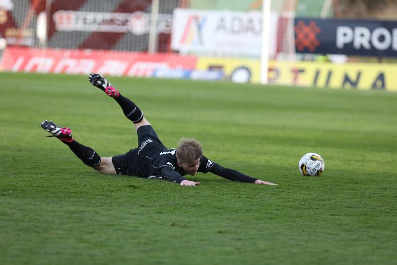 Fotbalisté Zbrojovky (v červeném) podlehli Jablonci 1:2.