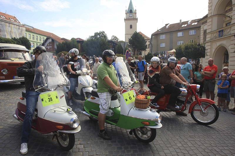 Desítky historických aut a motorek v sobotu lidé obdivovali v Tišnově a Lomnici na Brněnsku. Konal se tam šestnáctý ročník Přehlídky elegance historických vozidel.