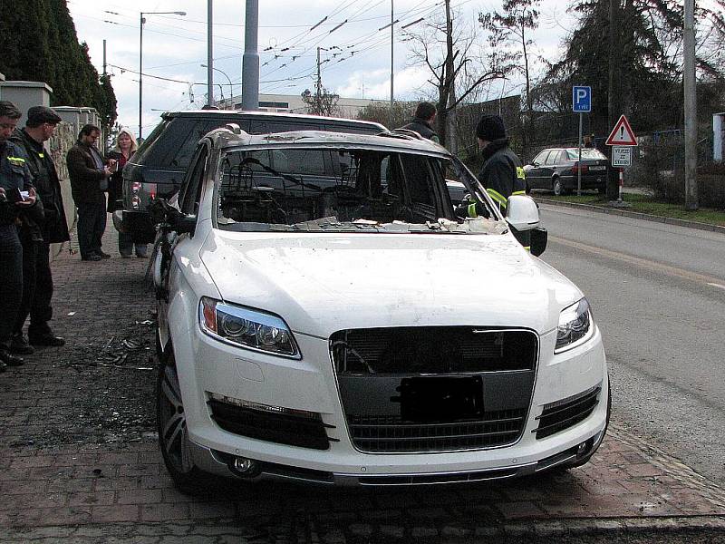 Shořelé luxusní auto v Lipové ulici v Brně.