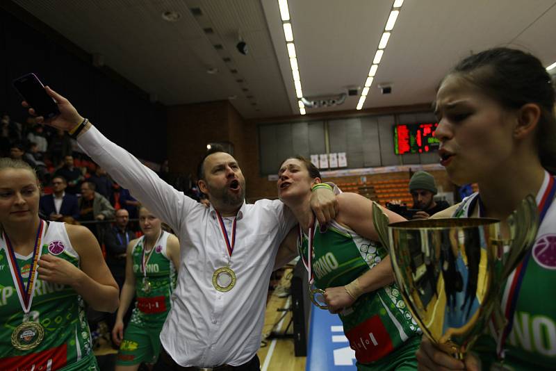Královopolské basketbalistky (v zeleném) ovládly v Nymburce finále Českého poháru, když zdolaly Hradec Králové 72:69, a vybojovaly tak pro brněnský klub první trofej v některé z domácích soutěží.