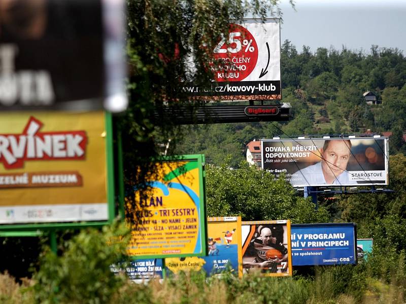 Podle nové veřejné vyhlášky Jihomoravského kraje musí být billboardy umístěné u silnic prvních tříd od 1. září odstraněny.