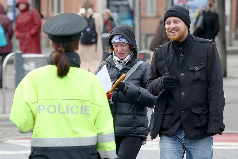 Brno, Moravské náměstí 4.2.2020 - preventivní akce Policie ČR zaměřená na viditelnost chodců v silniční dopravě