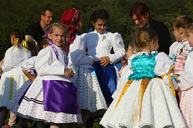 Ochozská chasa zpívala a tančila pod májou na Svatováclavských hodech.