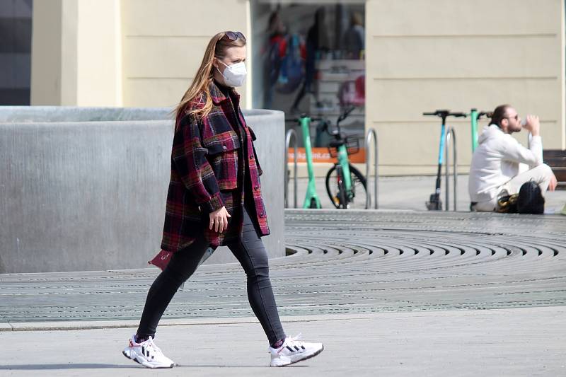 Někteří lidé na brněnském náměstí Svobody v sobotu odpoledne nošení respirátoru dodržovali, jiní se pohybovali bez něj.