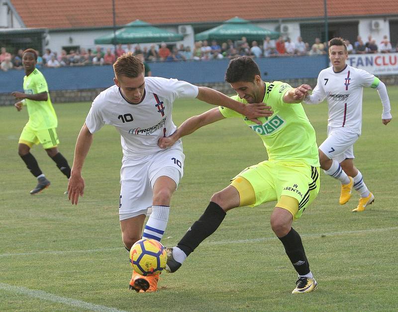 Fotbalisté Líšně (bílé dresy) podlehli v poháru prvoligové Karviné jasně 0:4.