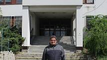 Pomocnou ruku podává potřebným lidem pastor Matěj Nový už několik let. V posledních dnech pomáhal například s ubytováním ukrajinských Romů v Brně.
