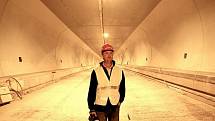 Životnost tunelů Dobrovského je naplánovaná na sto let. Stavbu tvoří dva samostatné tubusy dlouhé 1250 metrů. Stála 12 miliard korun. 