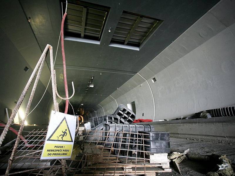 Životnost tunelů Dobrovského je naplánovaná na sto let. Stavbu tvoří dva samostatné tubusy dlouhé 1250 metrů. Stála 12 miliard korun. 